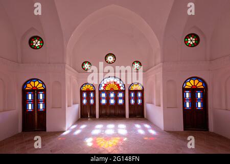 Chambre avec vitraux dans la maison iranienne historique traditionnelle connue sous le nom de Maison Tabatabei, à Kashan, Iran Banque D'Images