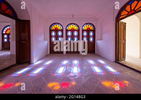 Chambre avec vitraux dans la maison iranienne historique traditionnelle connue sous le nom de Maison Tabatabei, à Kashan, Iran Banque D'Images