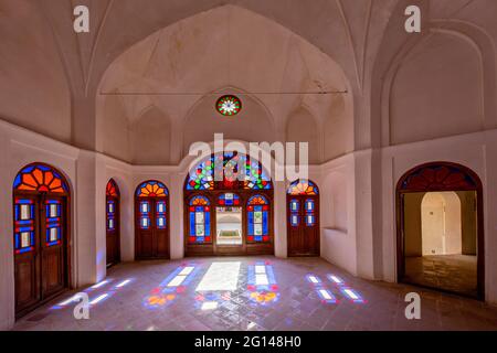 Chambre avec vitraux dans la maison iranienne historique traditionnelle connue sous le nom de Maison Tabatabei, à Kashan, Iran Banque D'Images