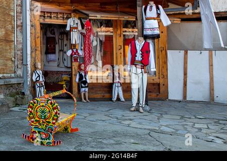 Boutique vendant des costumes nationaux du Kosovo sur la rue pavée, à Gjakova, Kosovo. Banque D'Images