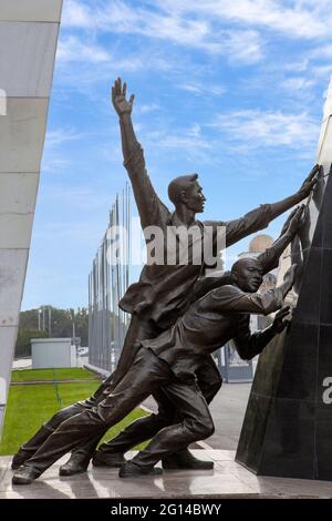 Monument commémoratif pour les victimes de la liberté dans les soulèvements dans le village d'Aksy en 2002, sur la place Ala Too, Bishkek, Kirghizistan Banque D'Images