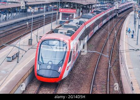 Moscou, Russie - 30 mai 2021 : train de voyageurs par la plate-forme. Banque D'Images