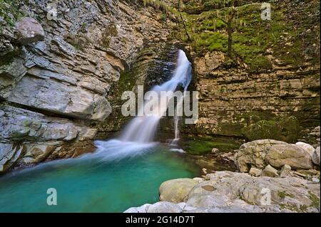 Ujevara E Peshtures chutes d'eau près du village de Progonat Banque D'Images
