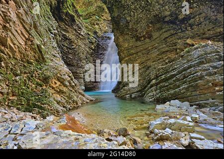 Ujevara E Peshtures chutes d'eau près du village de Progonat Banque D'Images