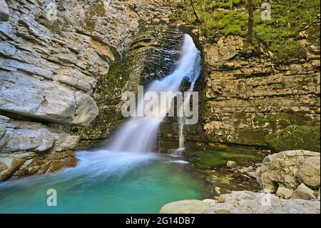 Ujevara E Peshtures chutes d'eau près du village de Progonat Banque D'Images
