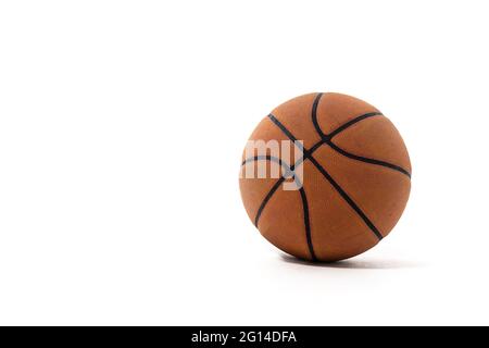 ancien basket-ball isolé sur fond blanc Banque D'Images