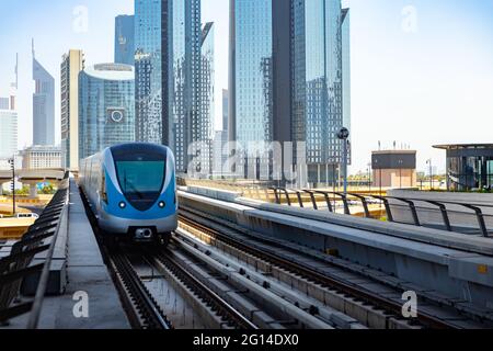 DUBAÏ, Émirats Arabes Unis - MARS 2020 : métro de Dubaï avec gratte-ciels en arrière-plan Banque D'Images