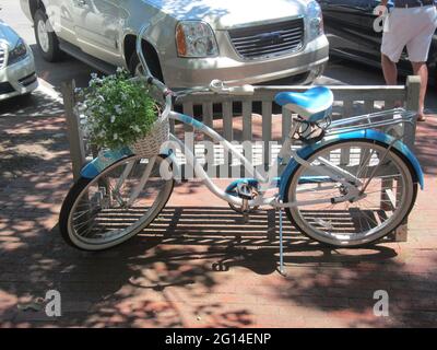 vélo de plage garé sur le trottoir Banque D'Images