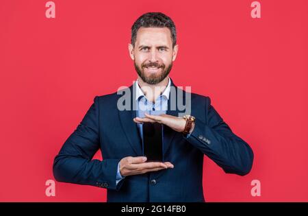 publicité sur l'application téléphonique. homme d'affaires présentant le produit. présentation du nouveau smartphone. Banque D'Images