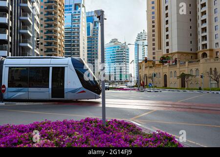 DUBAÏ, Émirats Arabes Unis - 2020 MARS : nouveau tramway moderne à Dubaï, Émirats Arabes Unis Banque D'Images