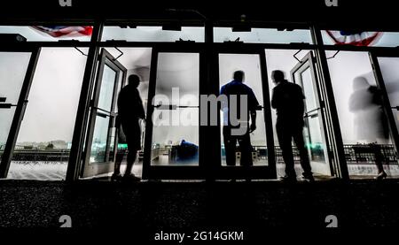 Elmont, NY, États-Unis. 22 septembre 2019. 4 juin 2021 : les fans attendent un orage dangereux vendredi au Belmont Stakes Festival à Belmont Park à Elmont, New York. Scott Serio/Eclipse Sportswire/CSM/Alamy Live News Banque D'Images