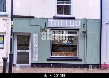 Tôt le matin dans le centre-ville de Haverfordwest, été 2021. Banque D'Images