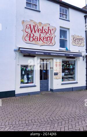 Tôt le matin dans le centre-ville de Haverfordwest, été 2021. Boulangerie et café. Banque D'Images