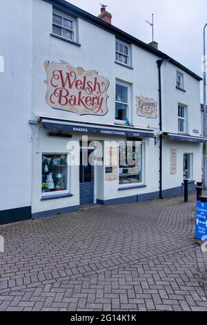 Tôt le matin dans le centre-ville de Haverfordwest, été 2021. Boulangerie et café. Banque D'Images