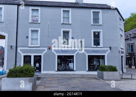Tôt le matin dans le centre-ville de Haverfordwest, été 2021. Salon de coiffure pour femmes. Banque D'Images