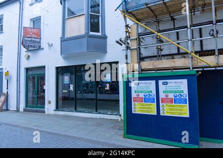Tôt le matin dans le centre-ville de Haverfordwest, été 2021. Magasins vides et boardés. Banque D'Images