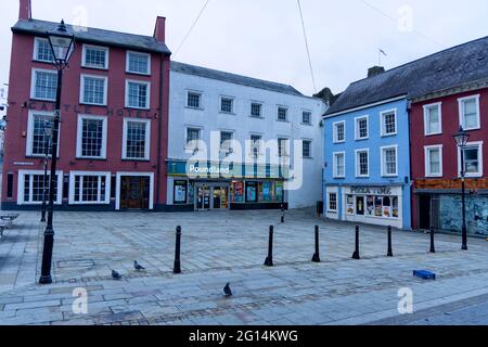 Tôt le matin dans le centre-ville de Haverfordwest, été 2021. Place du Château. Banque D'Images