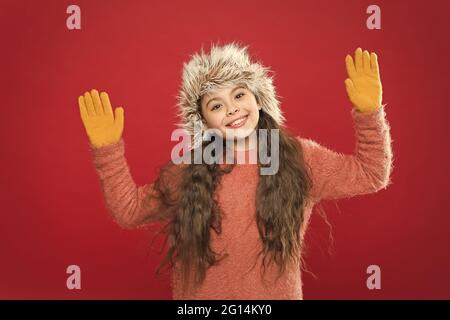 joyeux enfant dans des vêtements chauds d'hiver en tricot et des gants avec chapeau à rabats prêt pour les activités de vacances, l'hiver Banque D'Images
