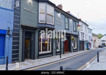 Tôt le matin dans le centre-ville de Haverfordwest, été 2021. Le pub « The William Owen » de Wetherspoon à Quay Street. Banque D'Images