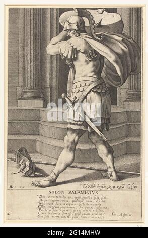 Solon van Athènes; Solon Salaminius; les sept voies de la Grèce. Un homme en vêtements militaires, vu à gauche, debout dans un bâtiment, un grand bloc sur l'épaule droite, un gant et une lance pour les pieds. Sous le spectacle un poème latin de sept lignes. Cet imprimé fait partie d'une série de huit tirages : un titre imprimé et sept portraits numérotés de manières grecques. Banque D'Images