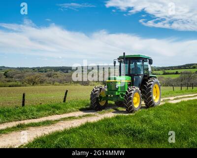 HOLSWORTHY, DEVON, ANGLETERRE - MAI 30 2021 : tracteur d'époque, véhicule agricole au rallye. John Deere 2140. Banque D'Images