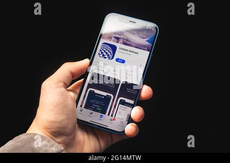 Kharkov, Ukraine - 4 juin 2021: United Airlines app, man tient le téléphone mobile avec l'application sur l'écran Banque D'Images