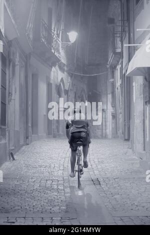 Vélo dans une vieille rue de Porto dans un typique nuit brumeuse Banque D'Images