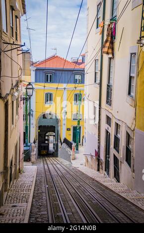 LISBONNE, PORTUGAL - 25 MARS 2017 : funiculaire de Lisbonne, Portugal. Anciens bâtiments anciens du centre-ville Banque D'Images