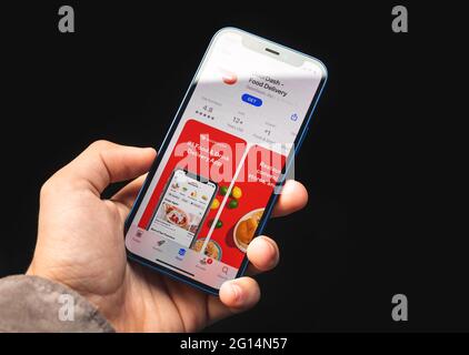 Kharkov, Ukraine - juin 4, 2021: Doordash application de livraison de nourriture, homme tenir le téléphone mobile avec l'application sur l'écran Banque D'Images