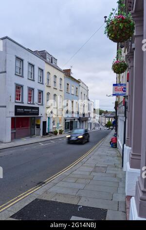 Tôt le matin dans le centre-ville de Haverfordwest, été 2021. La rue High Street. Banque D'Images