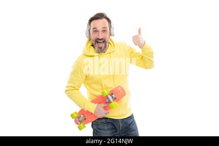 homme heureux mature avec écouteurs et tableau de sou. homme senior écouter de la musique isolée sur blanc. Banque D'Images