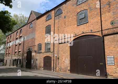 Anciens entrepôts maintenant de petites unités commerciales, Leicester Row, Coventry Canal Basin, Coventry, West Midlands, Angleterre, Grande-Bretagne, Royaume-Uni, Europe Banque D'Images