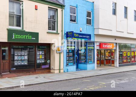 Très tôt le matin dans le centre-ville de Haverfordwest, été 2021. Boutiques de Victoria place. Banque D'Images