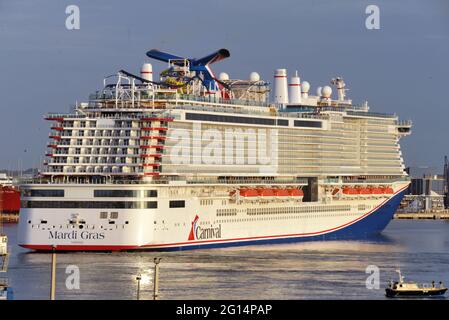 Port Canaveral, comté de Brevard. Floride. États-Unis, 4 juin 2021. Le capitaine John Murray, chef de la direction de l'Administration portuaire de Canaveral, ainsi que 300 conseillers en voyages, partenaires, dignitaires et invités, ont participé à une réception de bienvenue soulignant l'excitation suscitant l'arrivée de Mardi gras dans son nouveau port d'attache de la Carnival Cruise Line. Crédit : Julian Leek/Alay Live News Banque D'Images