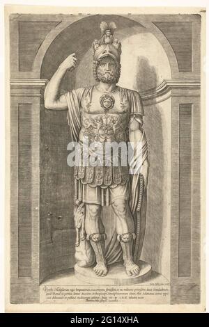 Statue de Pyrrhus. Statue de Pyrrhus, roi d'Épire comme dieu de guerre Mars. Pyrrhus d'Epire est en pleine armure. Il porte un casque grec et tient un bouclier dans sa main gauche. L'image est dans une niche. La statue a été sculptée dans le marbre au premier siècle après le Christ et est actuellement dans le hall du Musée Capitolijns à Rome. L'impression comporte une légende latine. Banque D'Images