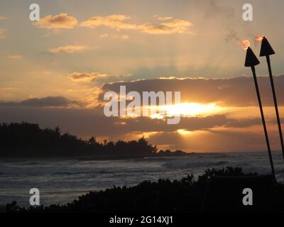 coucher de soleil sur Turtle Bay à Oahu Banque D'Images