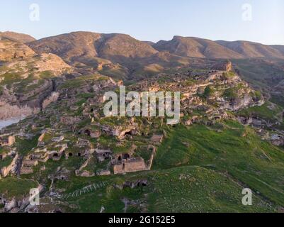 Drone prise de vue aérienne au coucher du soleil sur la rivière Tigres dans l'est de la Turquie, Mésopotamie, l'ancienne ville de Hasankeyf, grottes dans la roche Banque D'Images