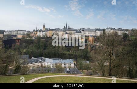 Horizon de la ville de Luxembourg avec l'église Saint Michel et les vieux murs - ville de Luxembourg, Luxembourg Banque D'Images