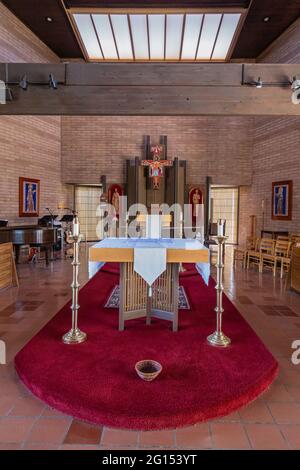 Santa Inez, CA, USA - 26 mai 2021: San Lorenzo Seminary, intérieur de l'église, choeur et autel avec toile de fond de Jésus coloré sur la peinture croisée. Autre St Banque D'Images