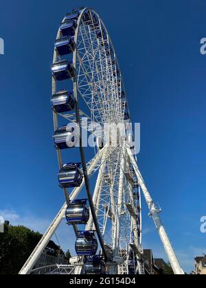 Düsseldorf, 2021 Ferris Wheel sur Burgplatz, sur la promenade du Rhin, à côté de la tour du château au coucher du soleil. Banque D'Images
