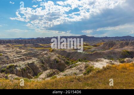 Paysage des Badlands avec sunbeam et herbe sèche en été, parc national des Badlands, Dakota du Sud, États-Unis. Banque D'Images