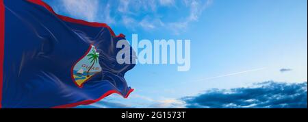 Drapeau de Guam sur fond ciel nuageux au coucher du soleil. Concept patriotique de l'état. illustration 3d. Banque D'Images