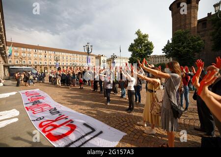 Turin, Italie. 4 juin 2021. Les gens manifestent avec des mains rouges pour Moussa Balde, qui s'est suicidé au Centre d'identification et d'expulsion de Turin. Credit: MLBARIONA/Alamy Live News Banque D'Images