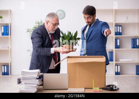 Deux employés dans le concept de licenciement Banque D'Images