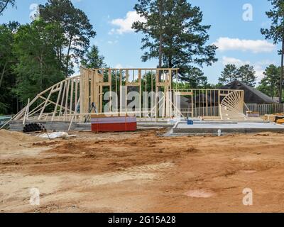 La tempête et le vent ont endommagé la construction de nouvelles maisons avec des murs écroulés à Pike Road Alabama, États-Unis. Banque D'Images