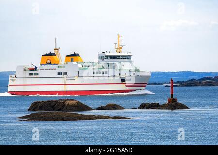 Blacks Harbour, N.-B., Canada - le 16 mai 2021 : le traversier Grand Manan Adventure s'approche de Blacks Harbour à marée basse. Ciel couvert brillant. Concentrez-vous sur l'arc. Banque D'Images