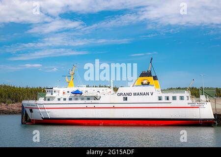 Blacks Harbour, N.-B., Canada - le 16 mai 2021 : le traversier Grand Manan V pour passagers et véhicules est amarré à Blacks Harbour. Ciel bleu avec nuage partiel. Banque D'Images