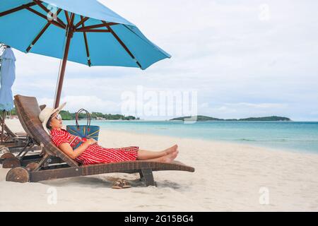 Femme d'âge moyen se détendant à la plage de chaweng à koh samui, en Thaïlande. Banque D'Images