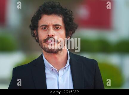 Malaga, Espagne. 04e juin 2021. L'acteur espagnol Javier Pereira pose pour les photographes au tapis rouge à l'intérieur de l'hôtel Miramar. La nouvelle édition du 24e Festival du film espagnol de Malaga, grand événement cinématographique, présente les films candidats pour gagner le prix "Biznaga de Oro", suivant toutes les mesures pour empêcher la propagation du coronavirus et pour garantir un événement sûr. Le festival aura lieu du 3 au 13 juin. (Photo de Jesus Merida/SOPA Images/Sipa USA) Credit: SIPA USA/Alay Live News Banque D'Images
