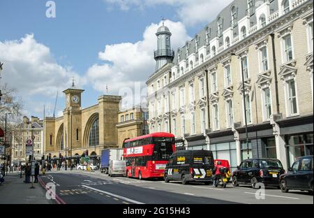 Londres, Royaume-Uni - 16 avril 2021 : piétons et circulation à l'extrémité nord de Gray's Inn Road à son intersection avec la gare de King's Cross par temps ensoleillé Banque D'Images